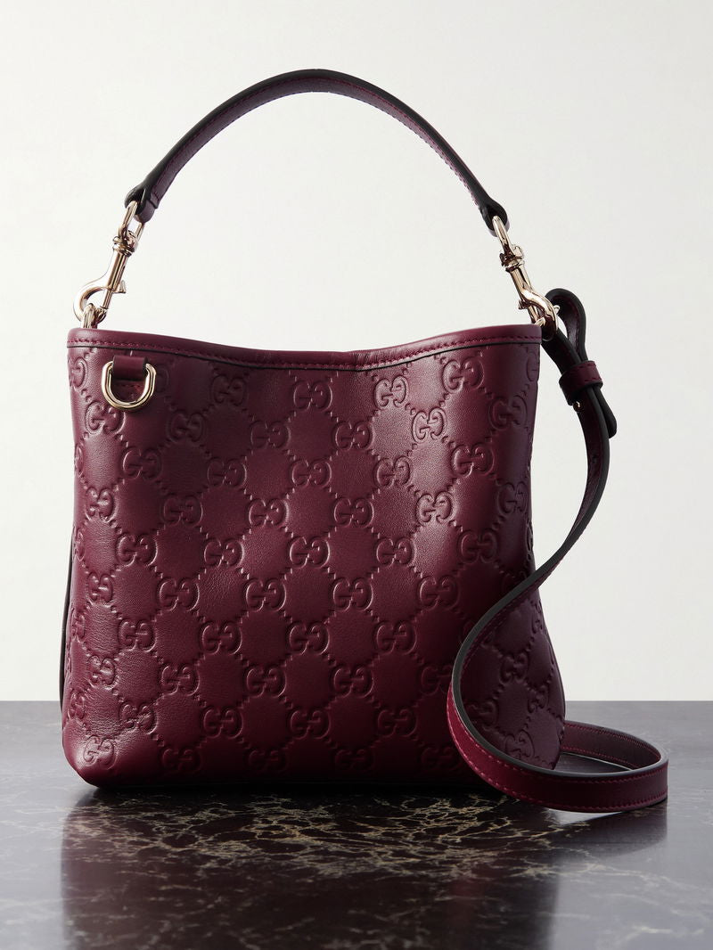 GU SMALL EMBLEM BUCKET VINO
