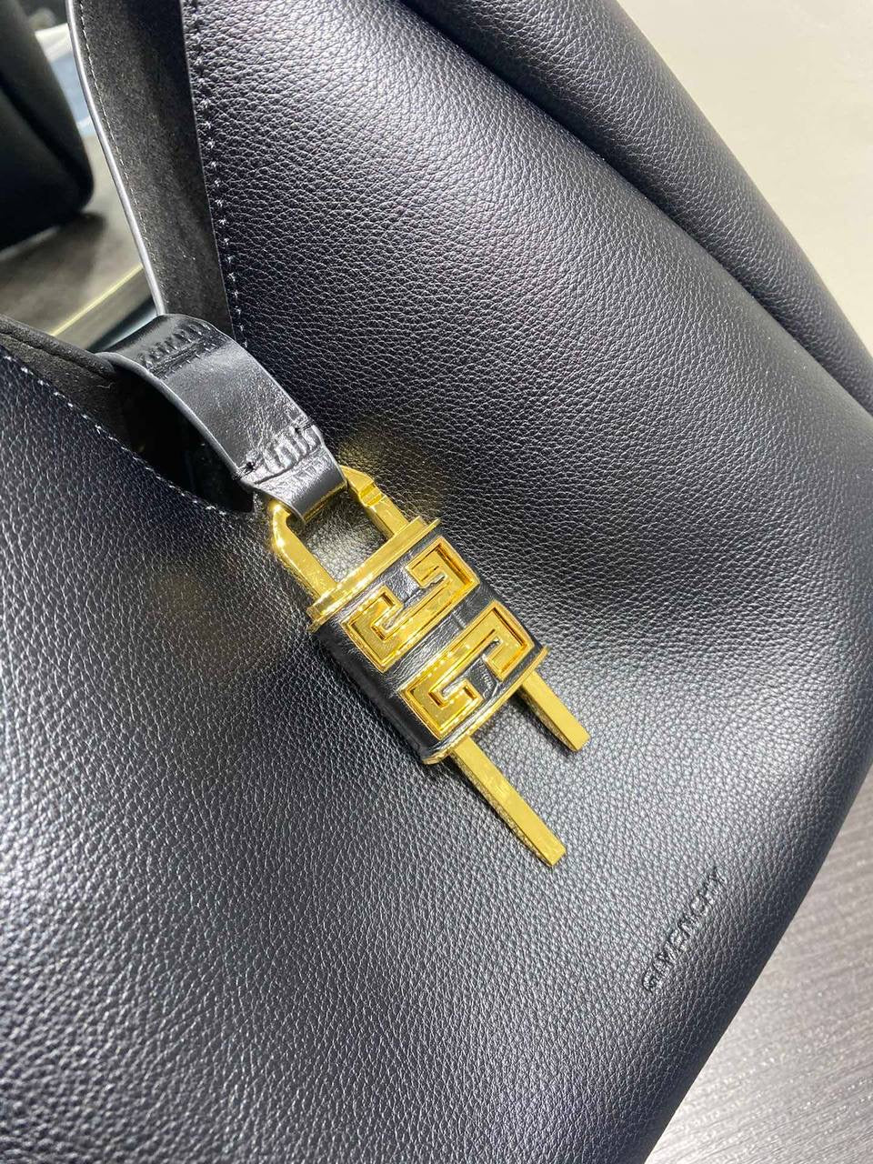 GY G HOBO MEDIUM NEGRO