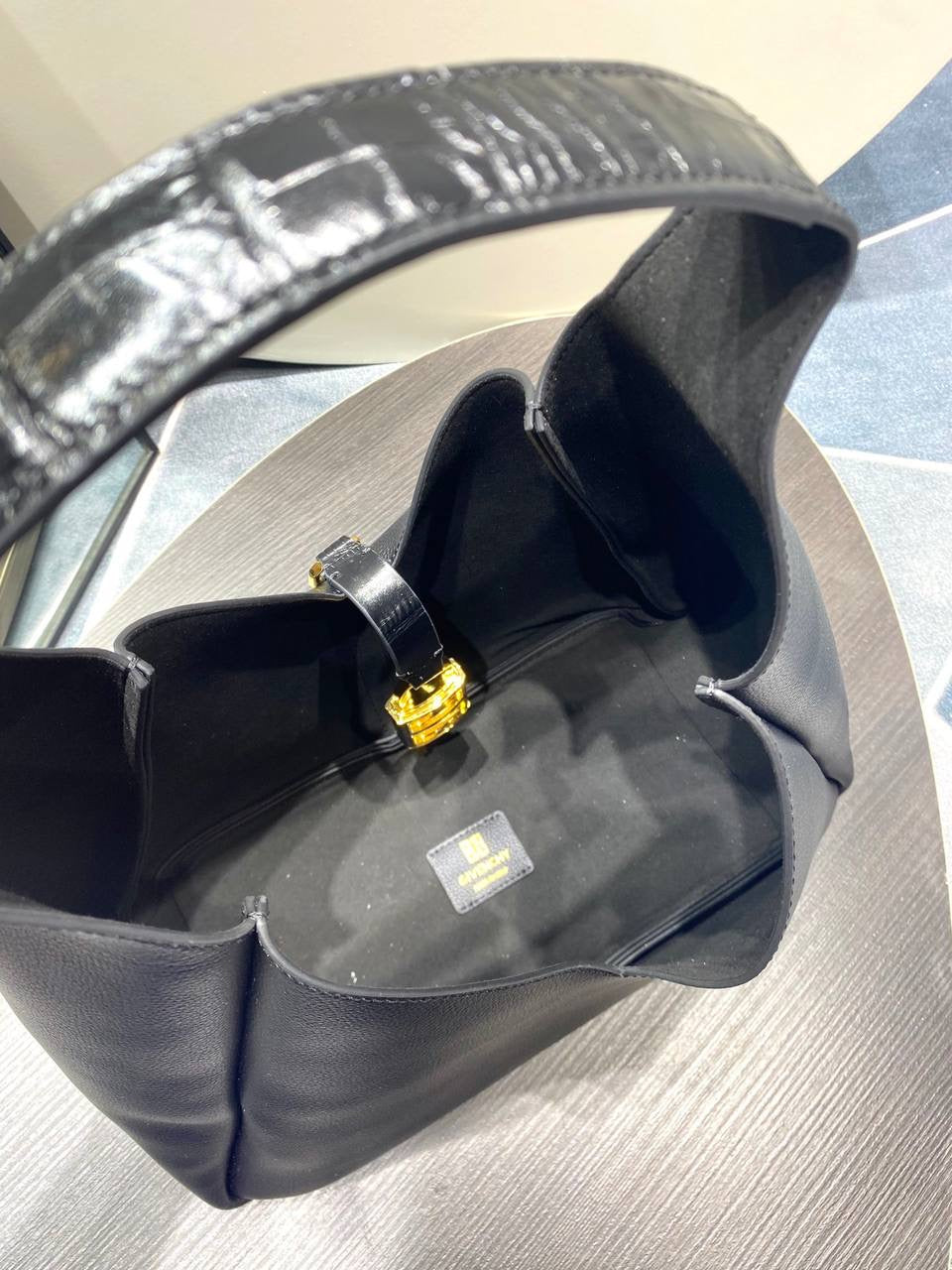 GY G HOBO MEDIUM NEGRO