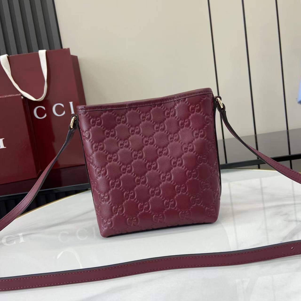 GU SMALL EMBLEM BUCKET VINO