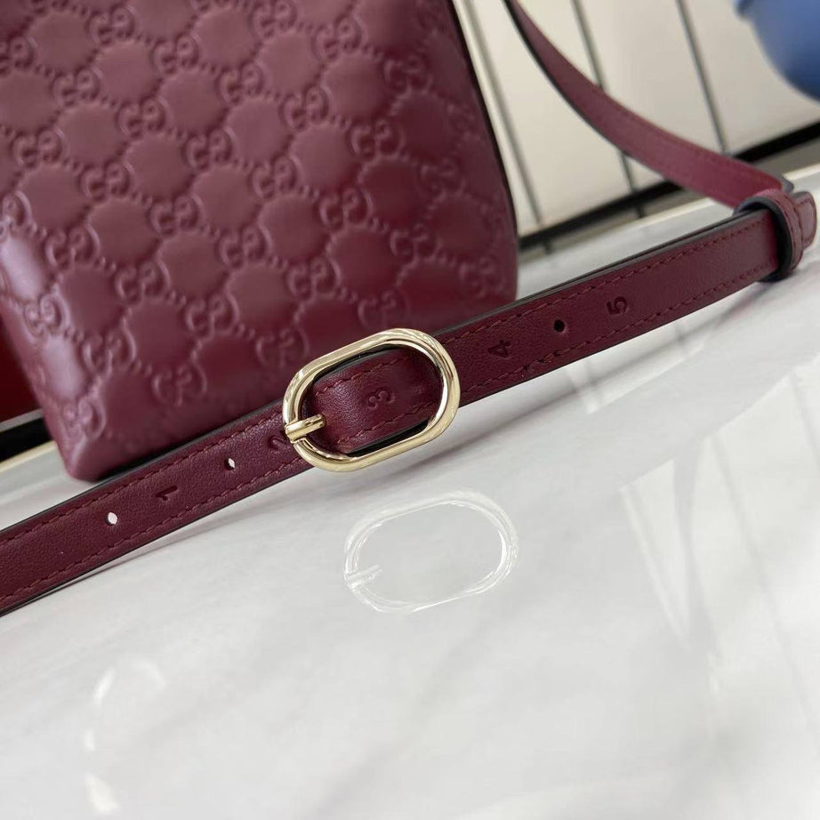 GU SMALL EMBLEM BUCKET VINO