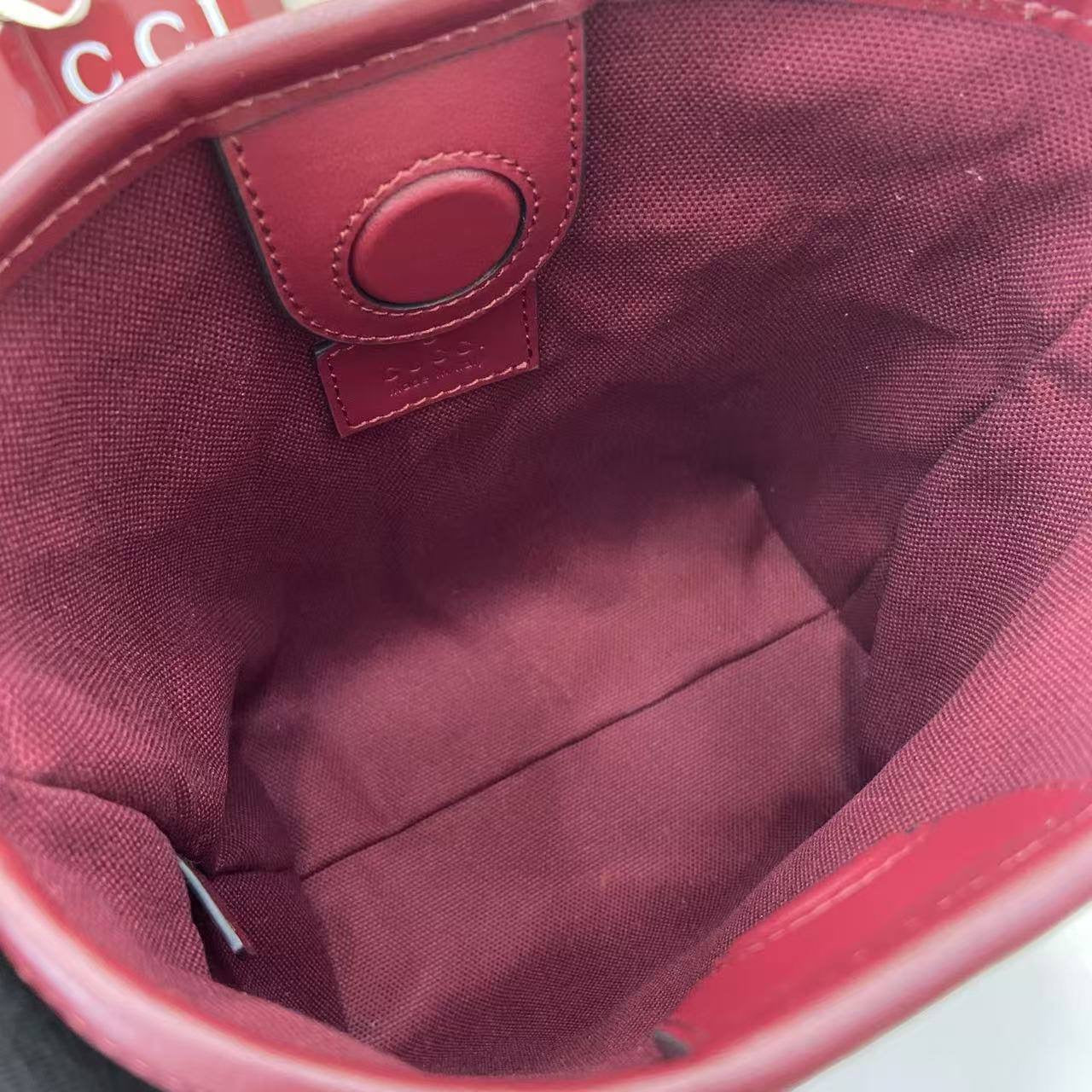 GU SMALL EMBLEM BUCKET VINO