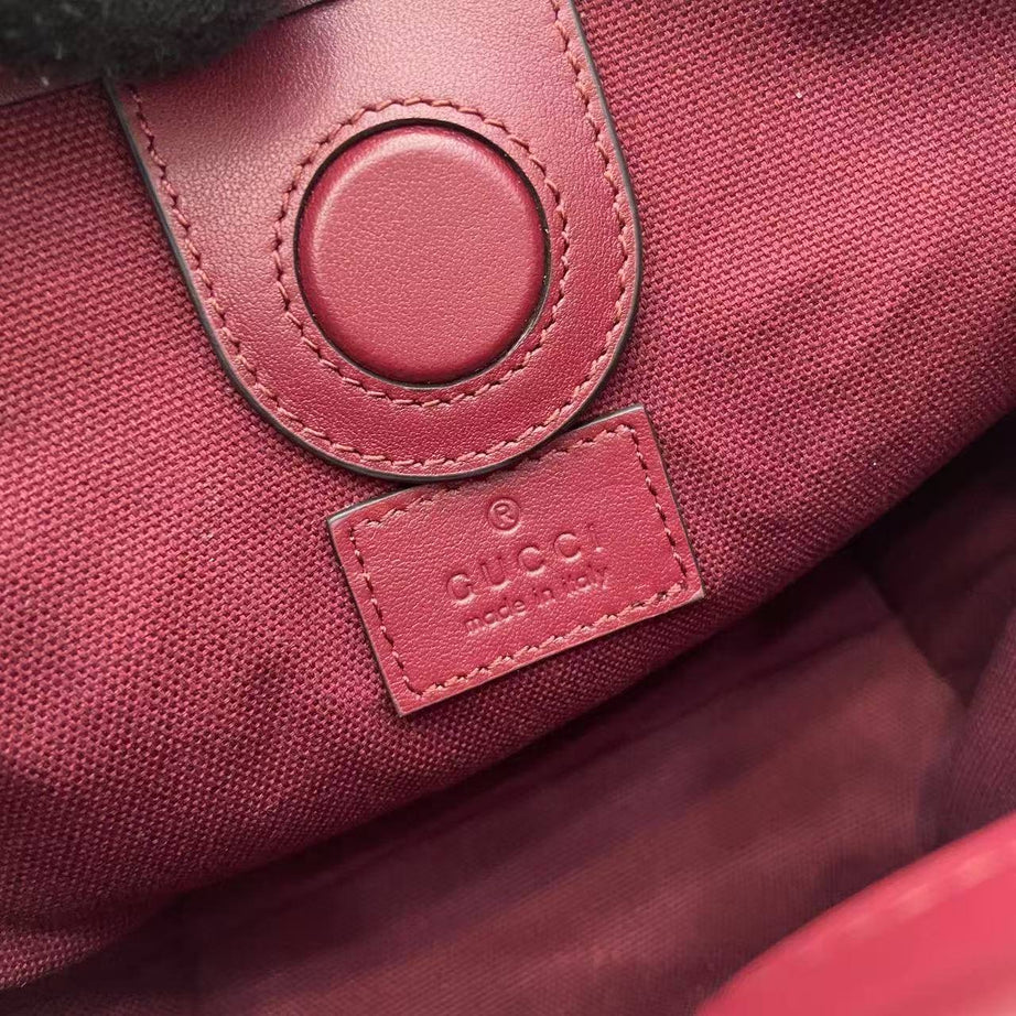 GU SMALL EMBLEM BUCKET VINO