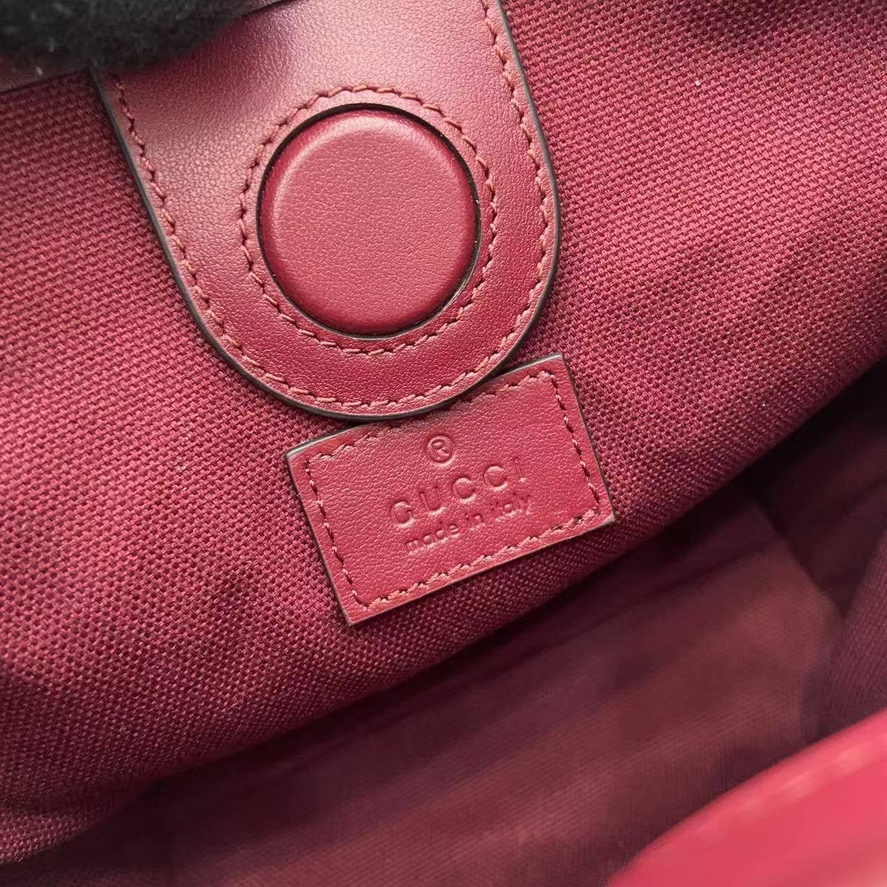 GU SMALL EMBLEM BUCKET VINO