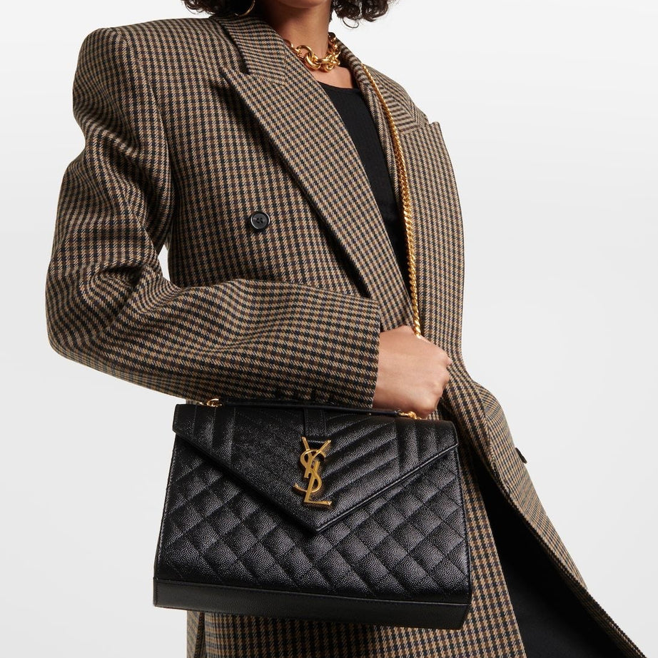 YL ENVELOPE NEGRO CON DORADO