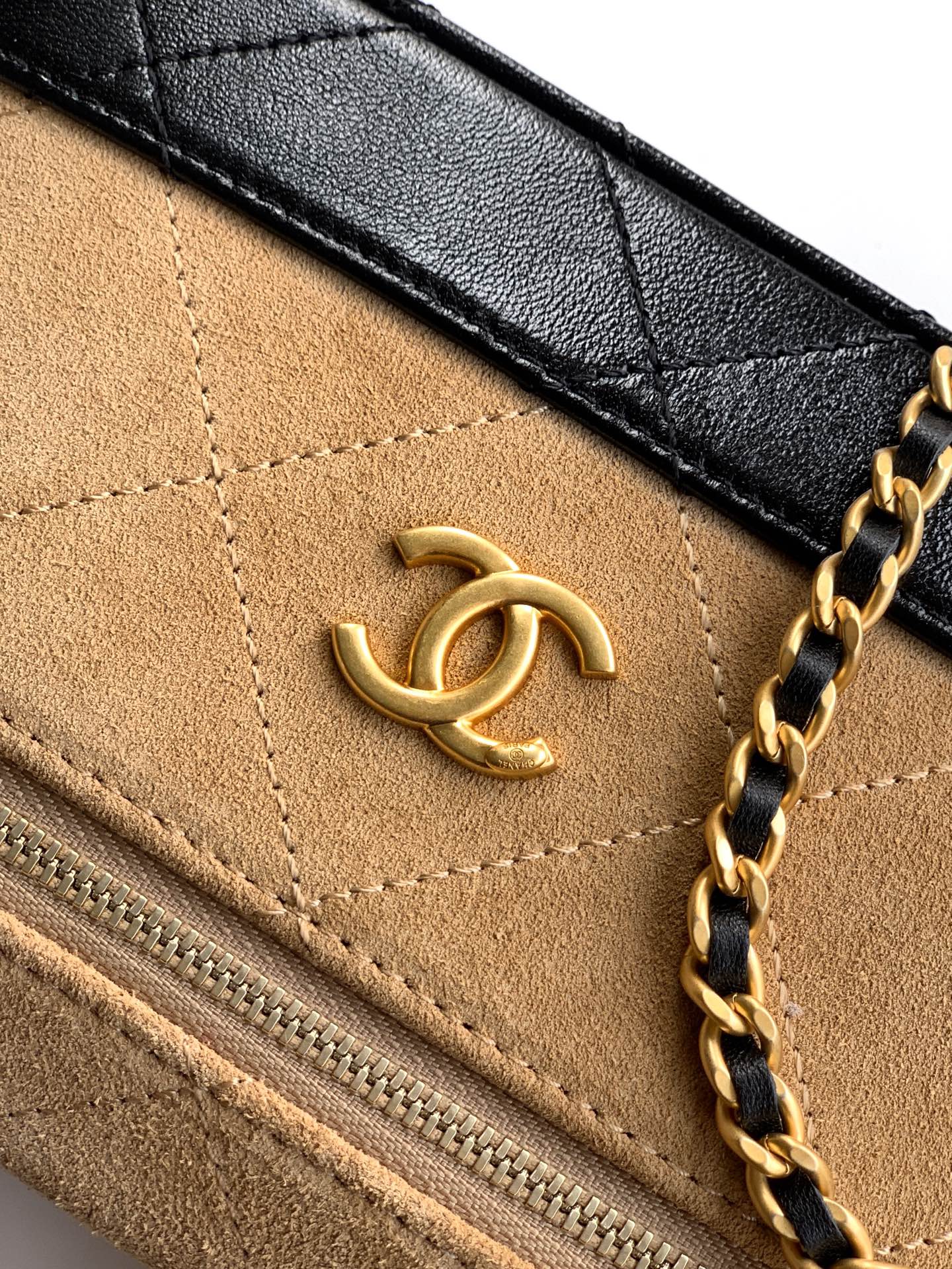 CC SUEDE CALFSKIN VANITY
