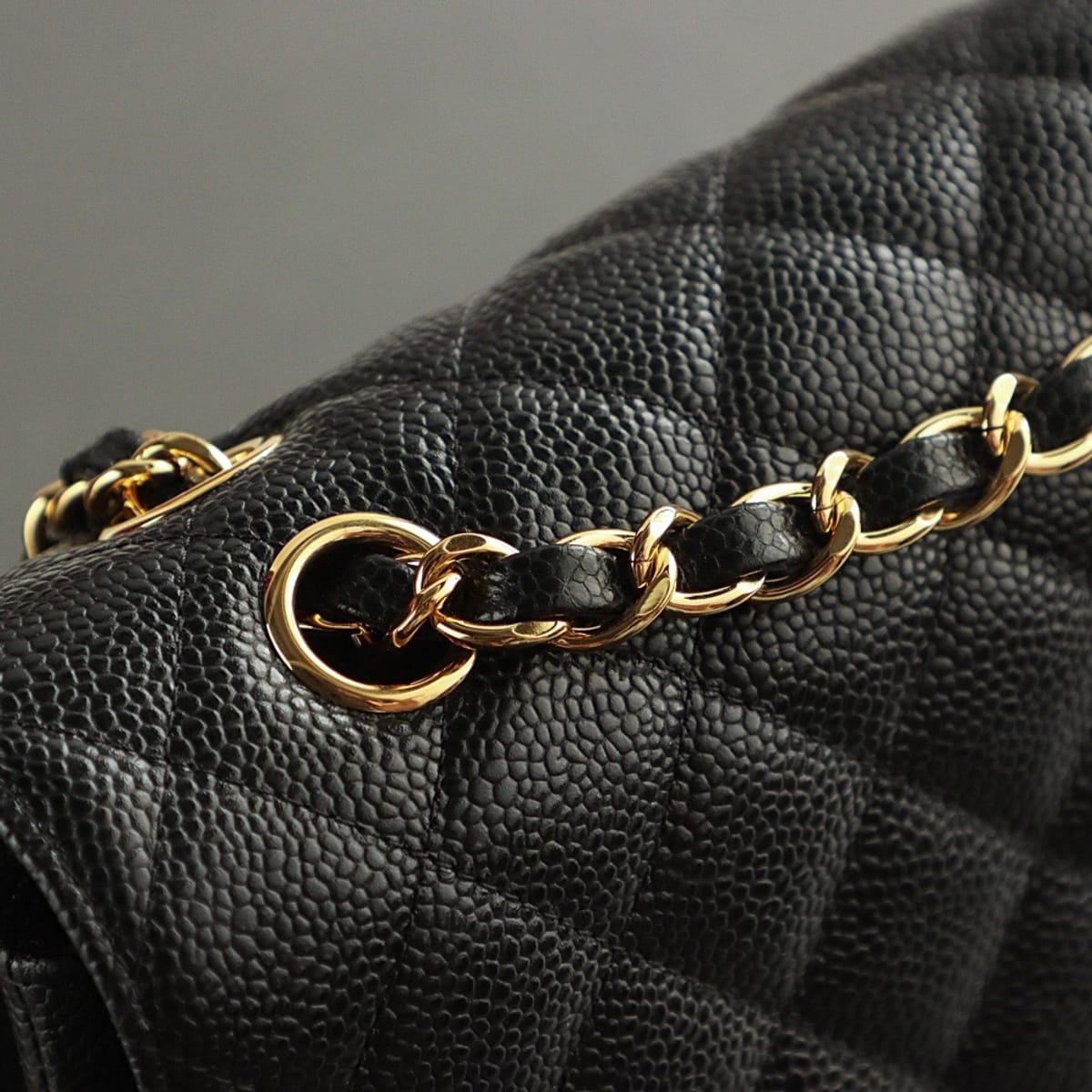 CC CLASSIC 26 FLAP CAVIAR | NEGRO HQ