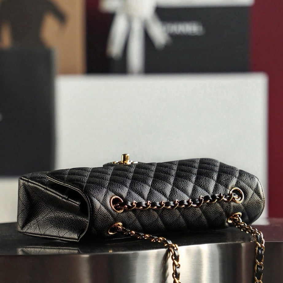 CC CLASSIC 26 FLAP CAVIAR | NEGRO HQ