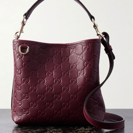 GU SMALL EMBLEM BUCKET VINO