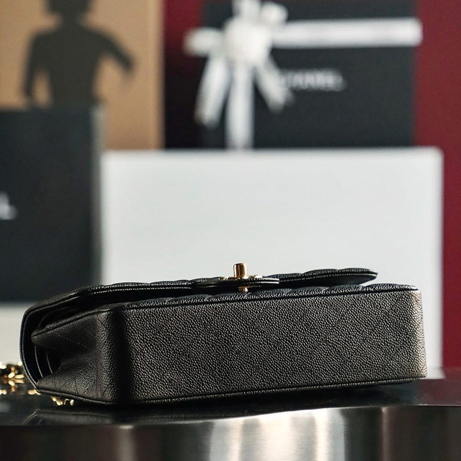 CC CLASSIC 26 FLAP CAVIAR | NEGRO HQ