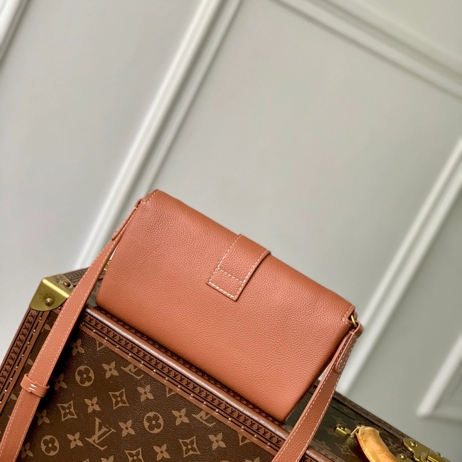 LL WALLET ON CHAIN LOW KEY CAFE