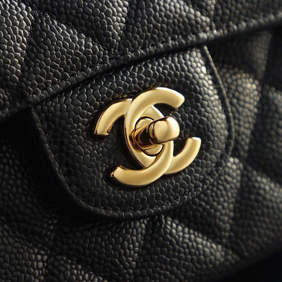 CC CLASSIC 26 FLAP CAVIAR | NEGRO HQ