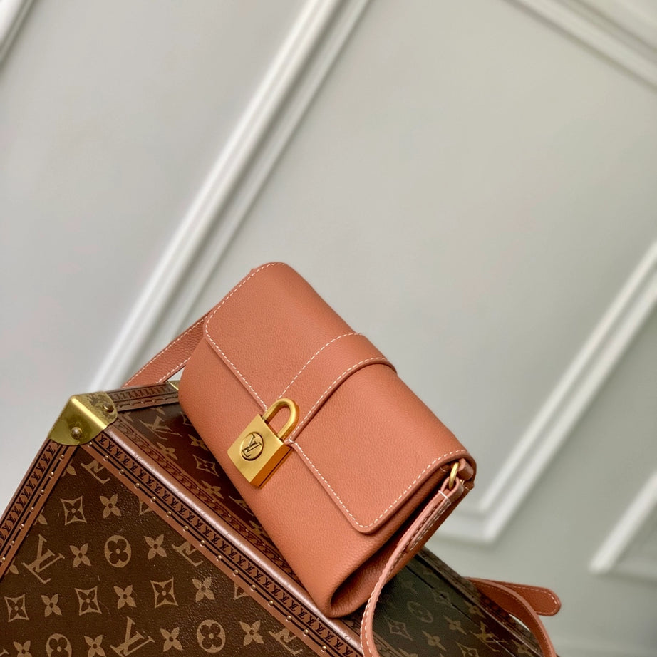 LL WALLET ON CHAIN LOW KEY CAFE