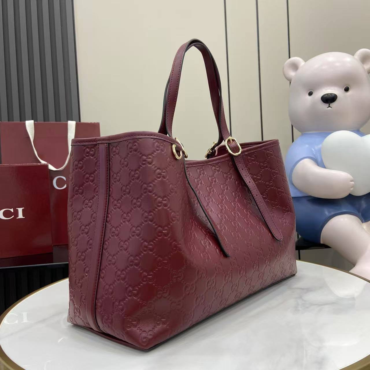 GU EMBLEM LARGE TOTE VINO