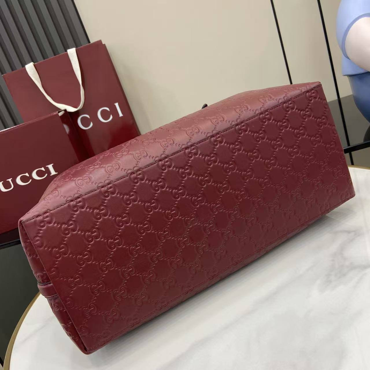 GU EMBLEM LARGE TOTE VINO