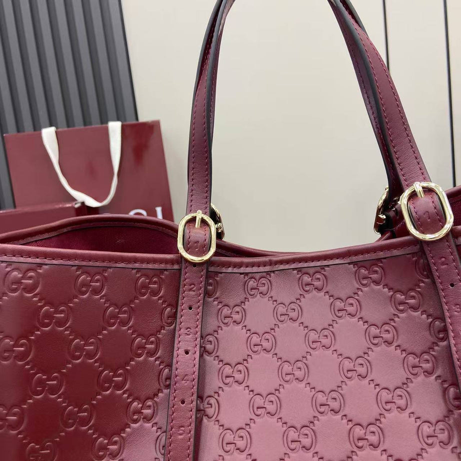 GU EMBLEM LARGE TOTE VINO