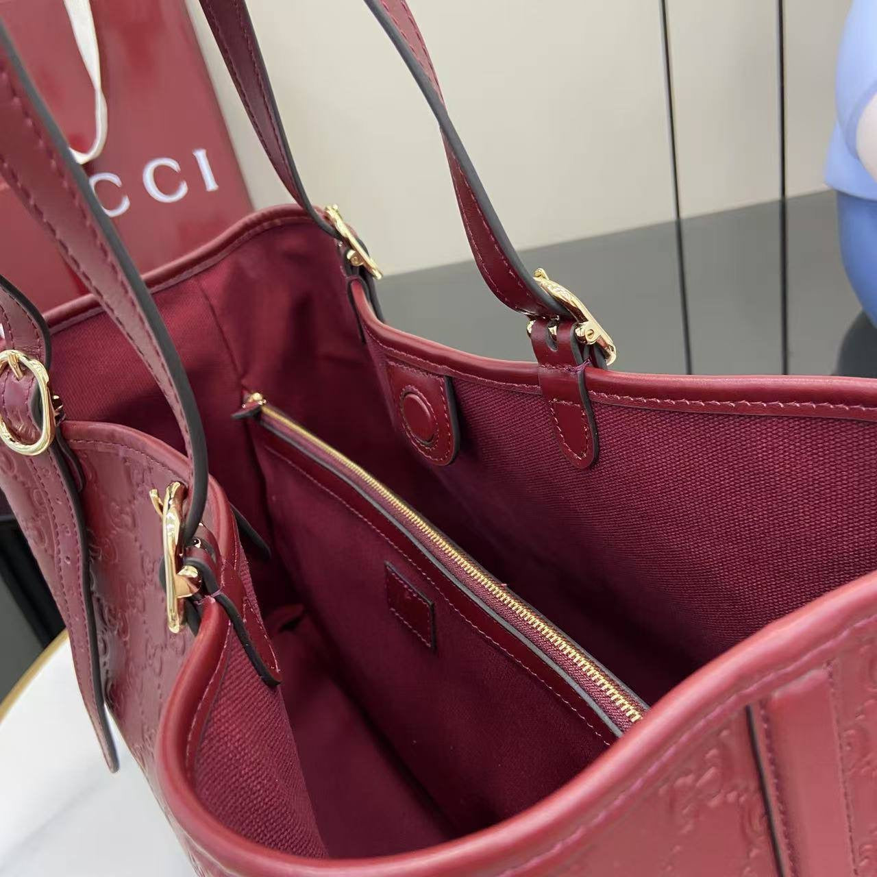 GU EMBLEM LARGE TOTE VINO