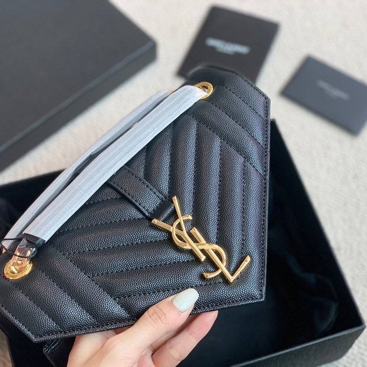 YL ENVELOPE NEGRO CON DORADO