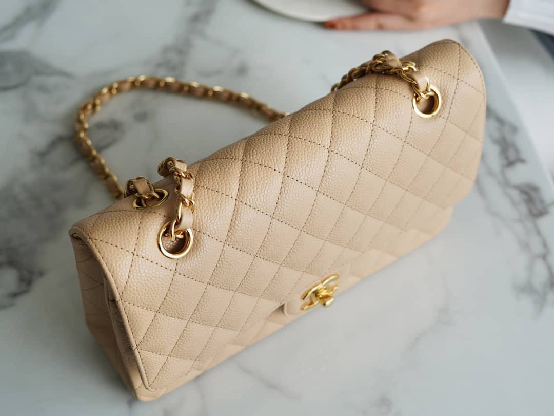 CC FLAP 26 BEIGE CAVIAR