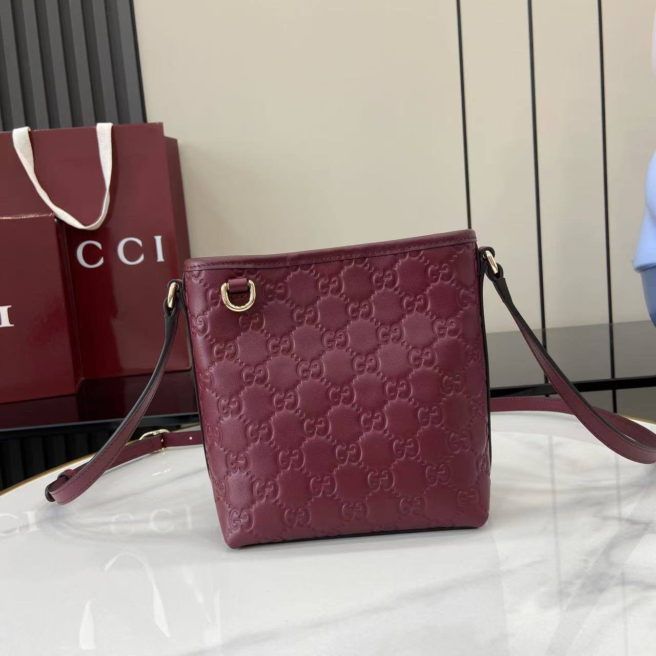 GU SMALL EMBLEM BUCKET VINO