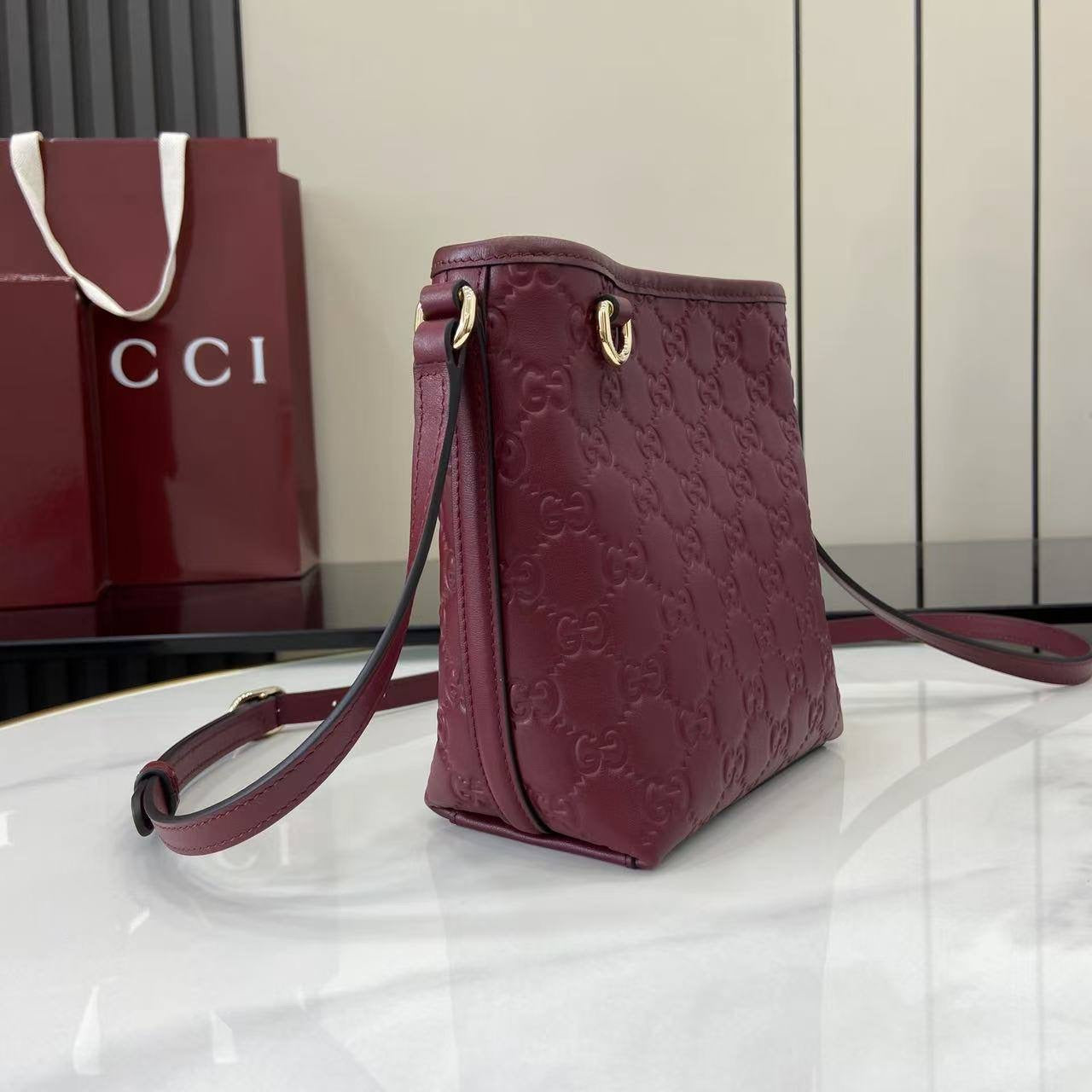 GU SMALL EMBLEM BUCKET VINO