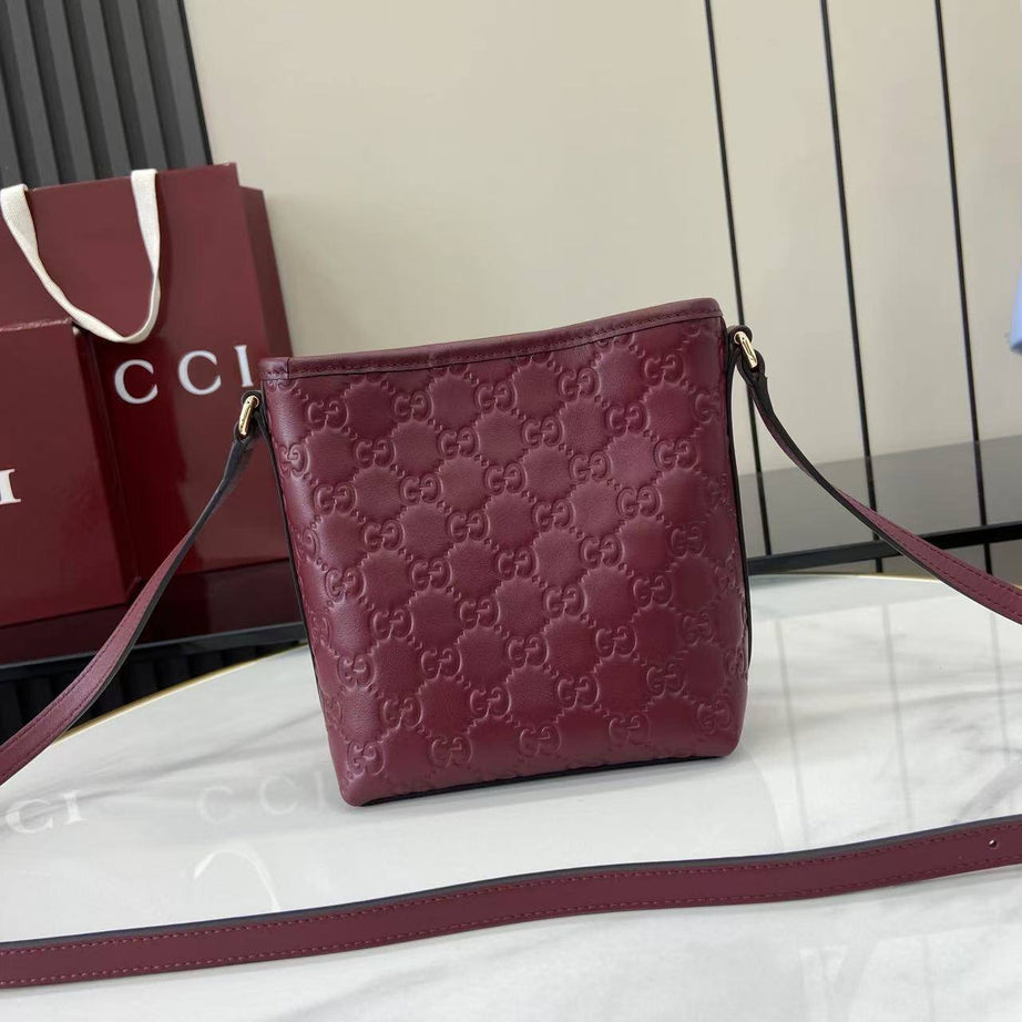 GU SMALL EMBLEM BUCKET VINO