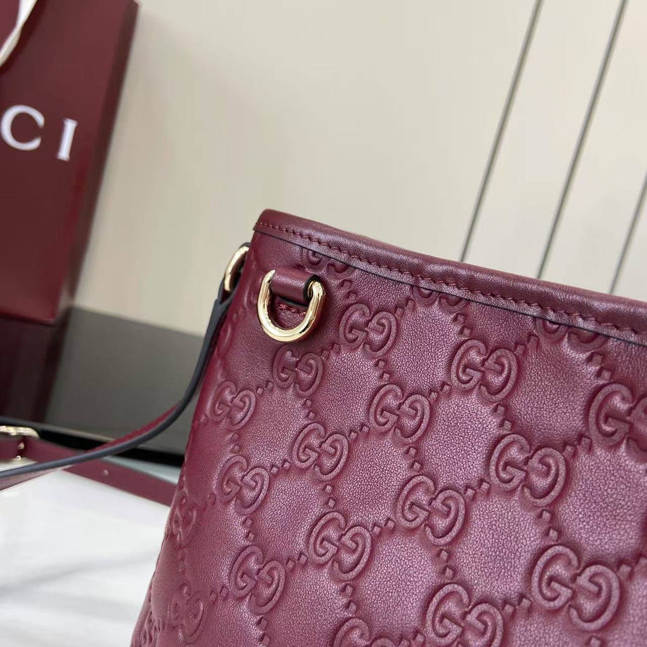 GU SMALL EMBLEM BUCKET VINO