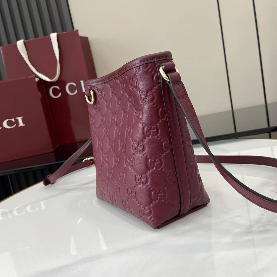 GU SMALL EMBLEM BUCKET VINO