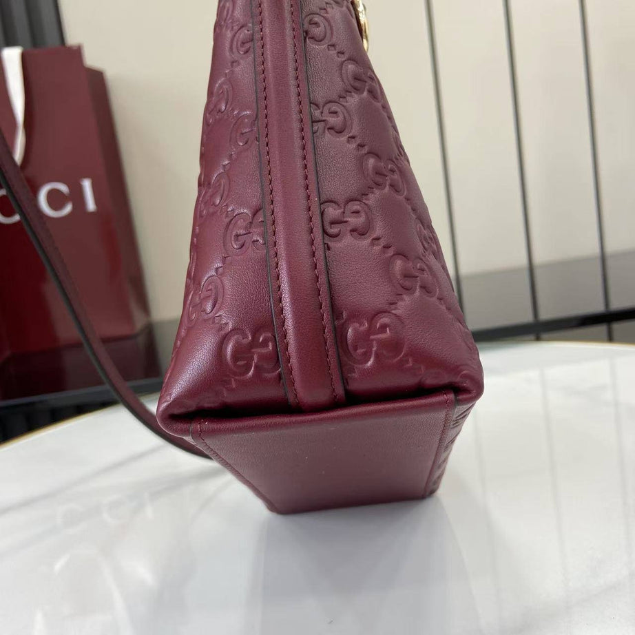 GU SMALL EMBLEM BUCKET VINO