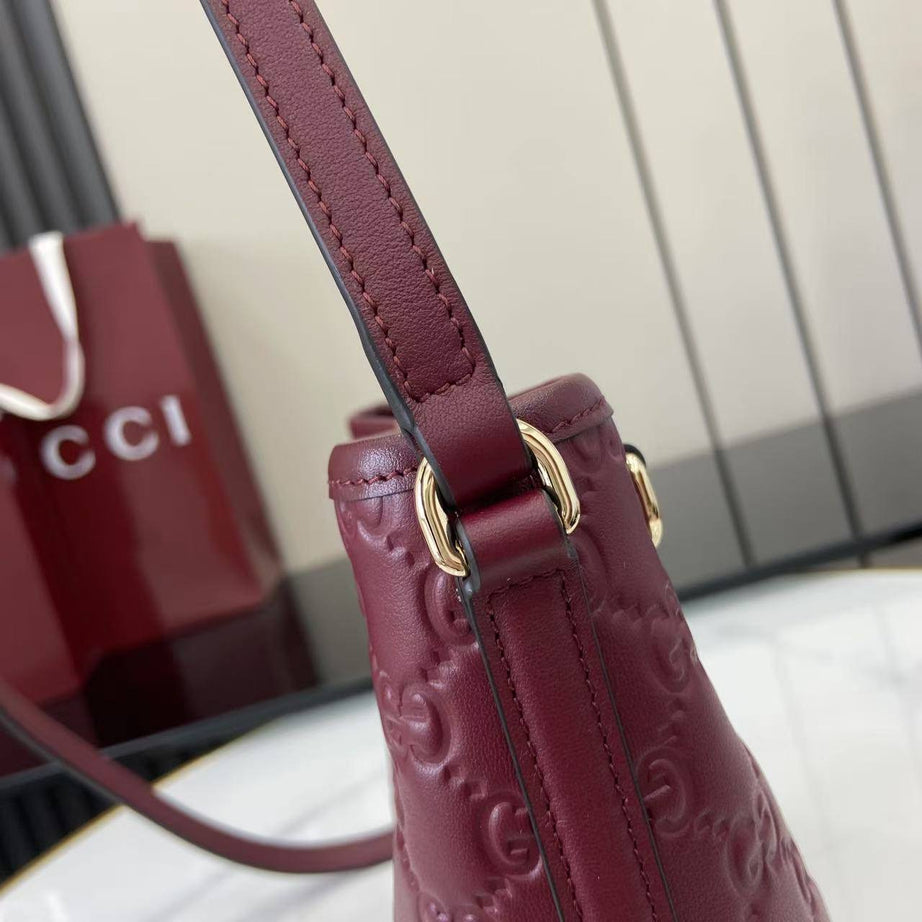 GU SMALL EMBLEM BUCKET VINO