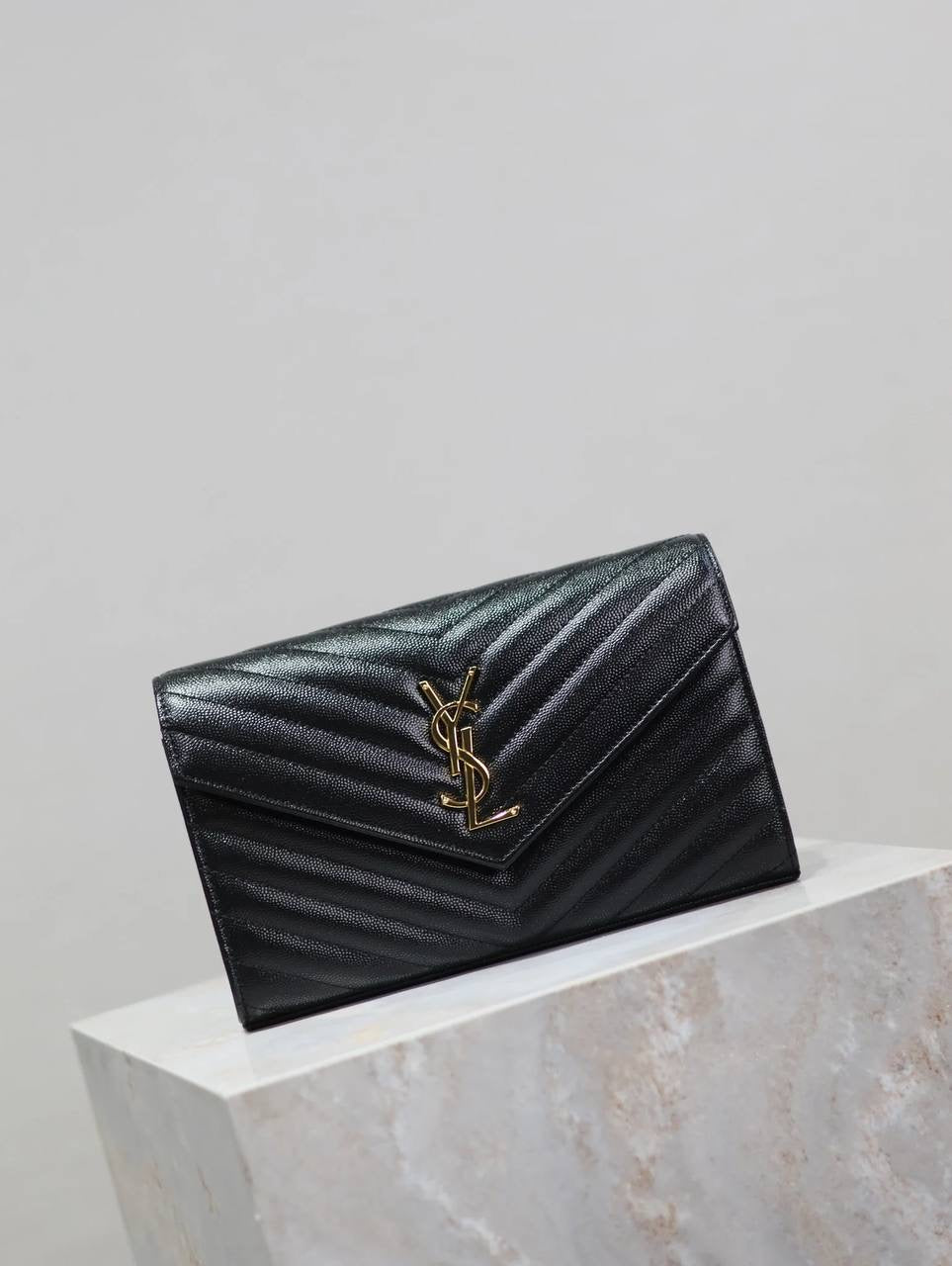 YL WOC NEGRO CON DORADO