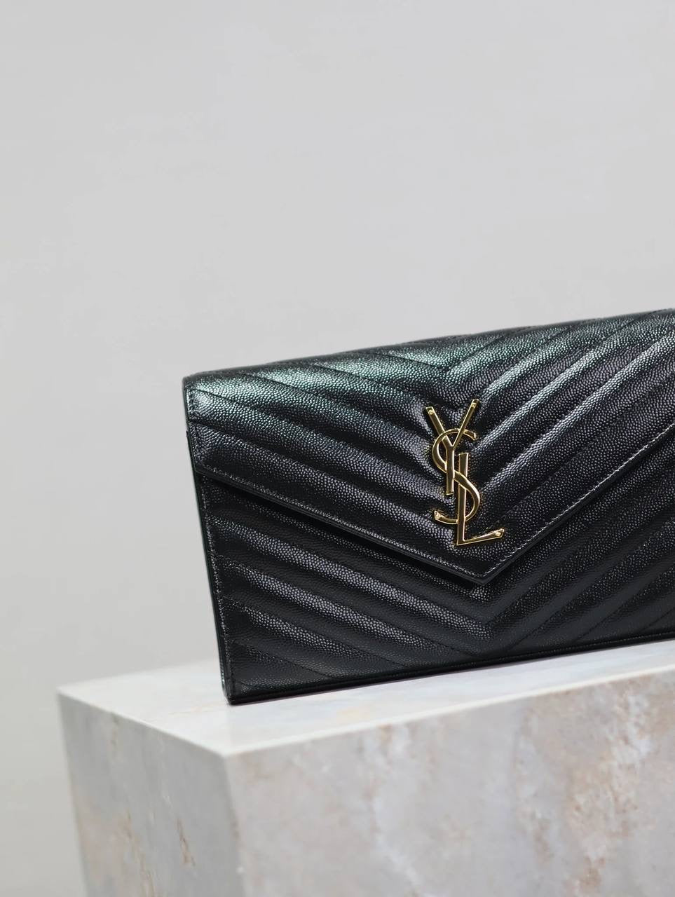 YL WOC NEGRO CON DORADO