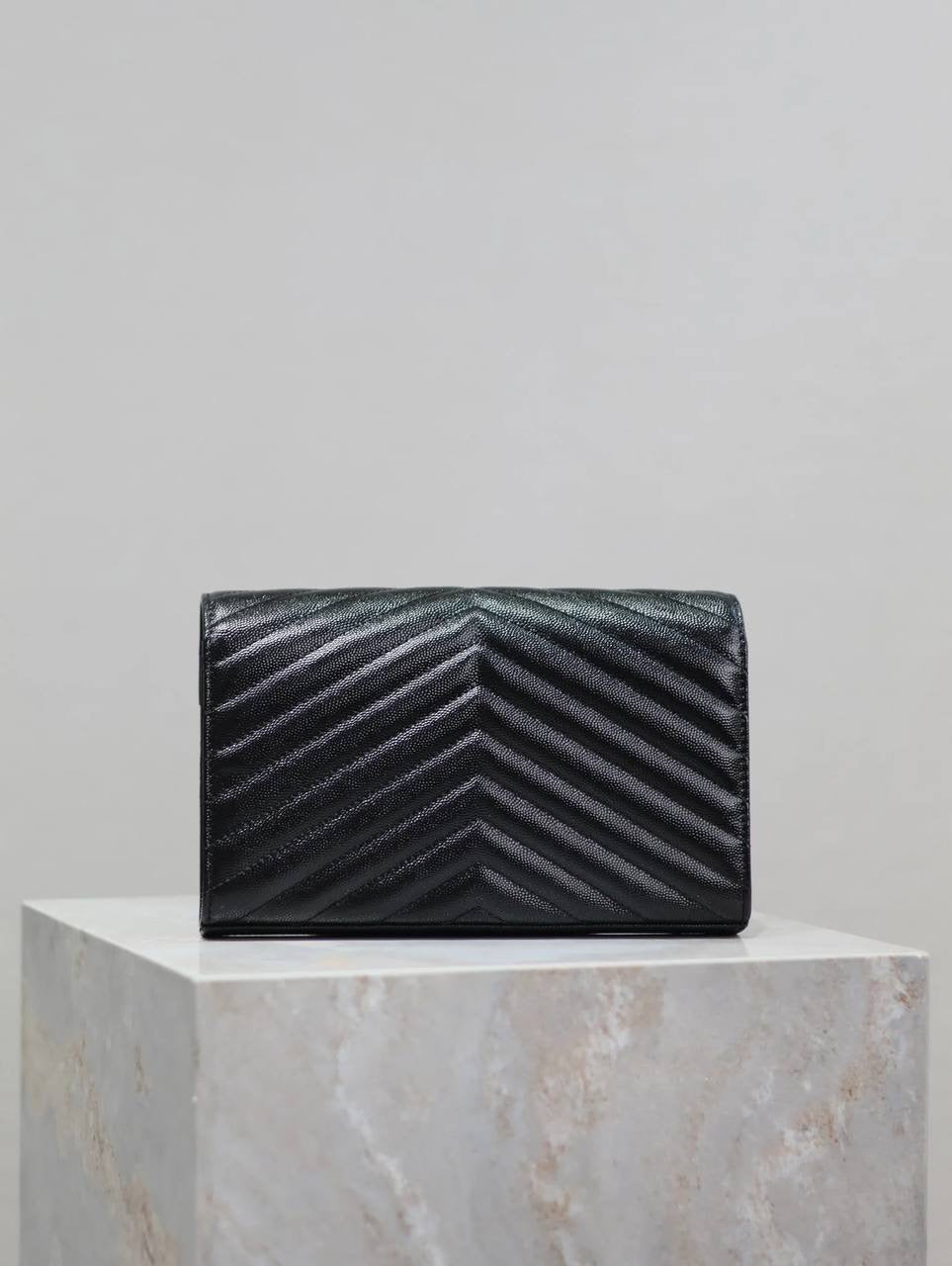 YL WOC NEGRO CON DORADO