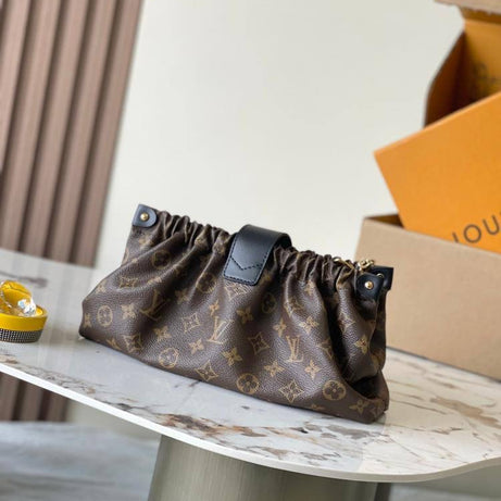 LL POCHETTE SLING PM CAFE