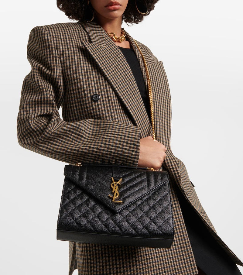 YL ENVELOPE NEGRO CON DORADO