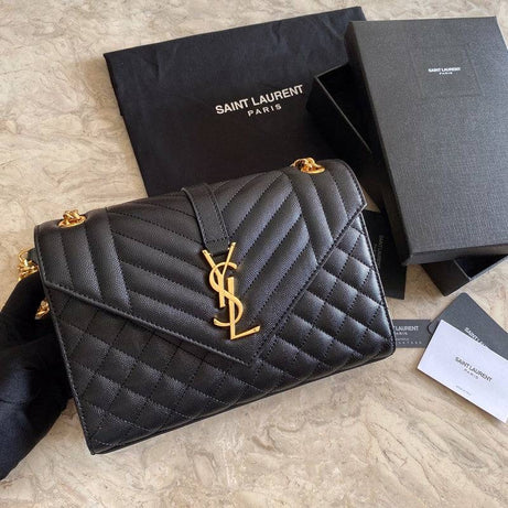 BOLSO ENVELOPE NEGRO CON DORADO