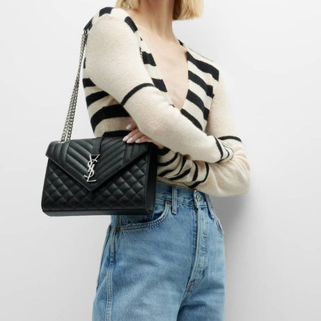 YL ENVELOPE NEGRO CON PLATA