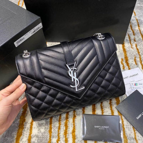 BOLSO ENVELOPE NEGRO CON PLATA