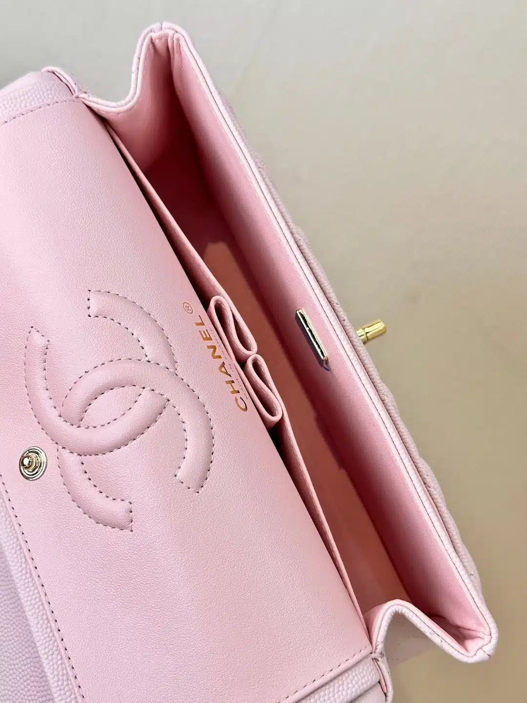 CC CLASSIC 26 FLAP CAVIAR | ROSA HQ