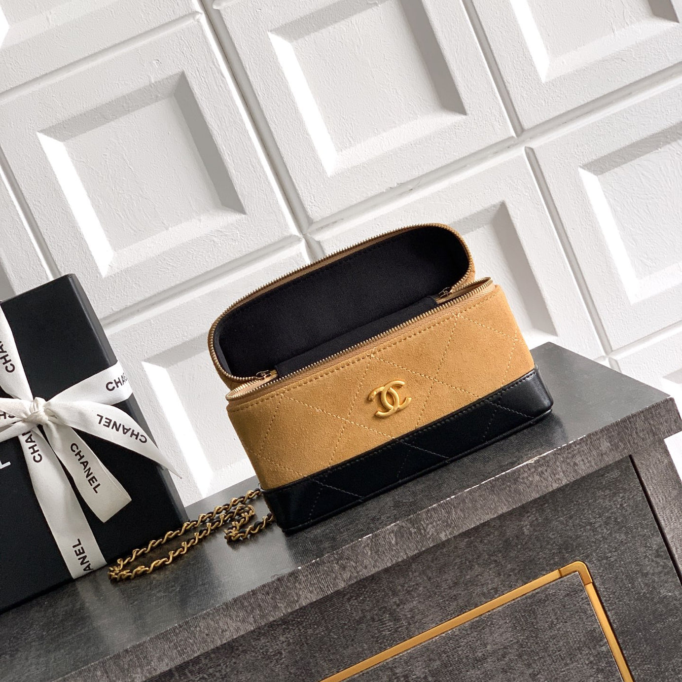 CC SUEDE CALFSKIN VANITY