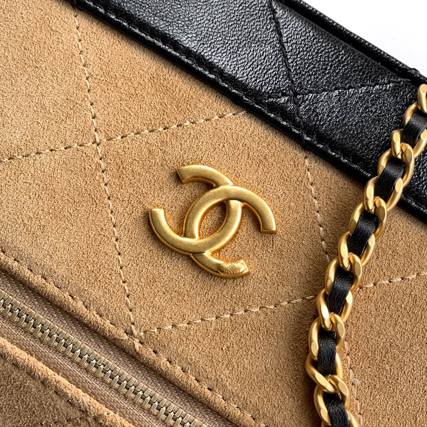 CC SUEDE CALFSKIN VANITY